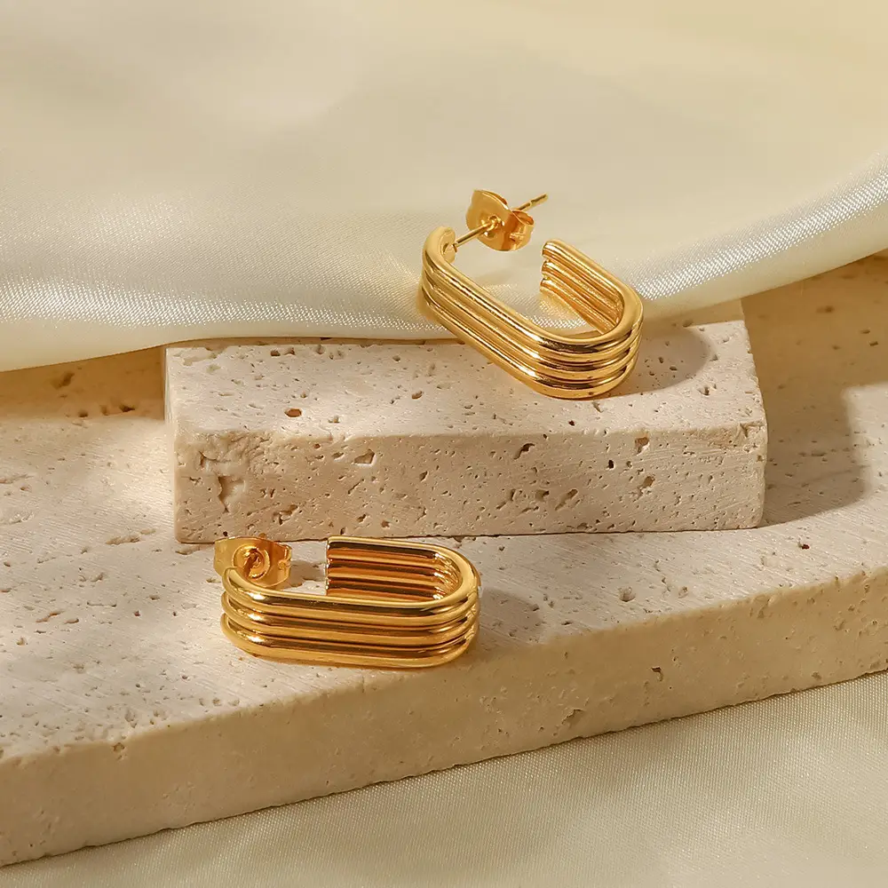 18K Gold U-Shaped Earrings 2.1cm Tall - Image 4