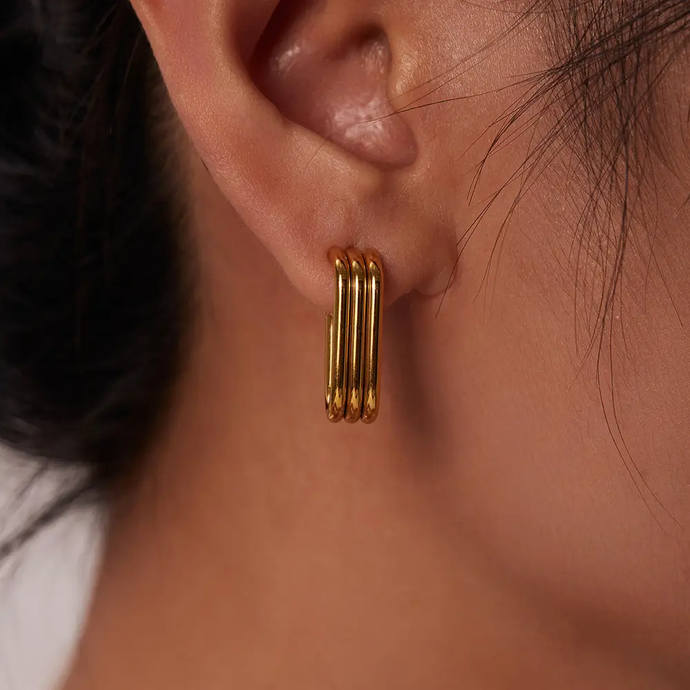 18K Gold U-Shaped Earrings 2.1cm Tall - Image 5
