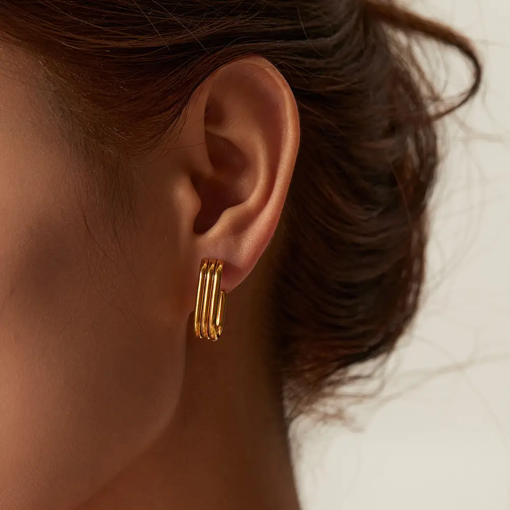18K Gold U-Shaped Earrings 2.1cm Tall - Image 6