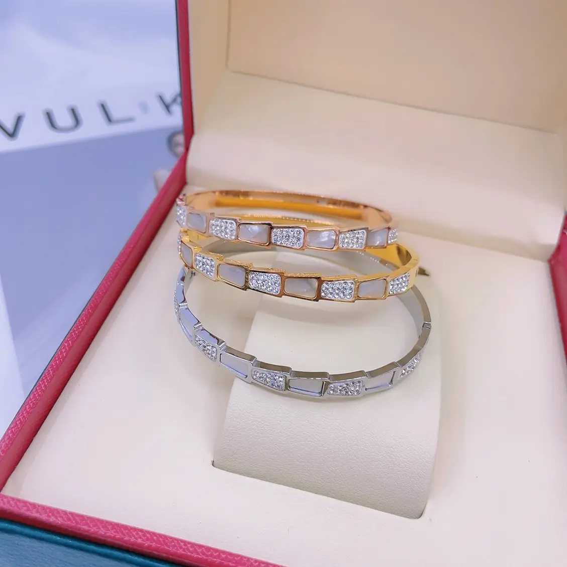 Titanium Bracelet with Diamond Set for Women — feature 15