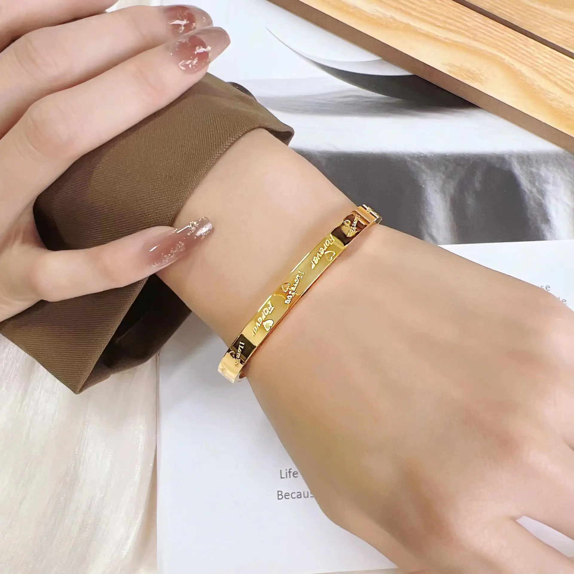 Titanium Bracelet with Diamond Set for Women — feature 6
