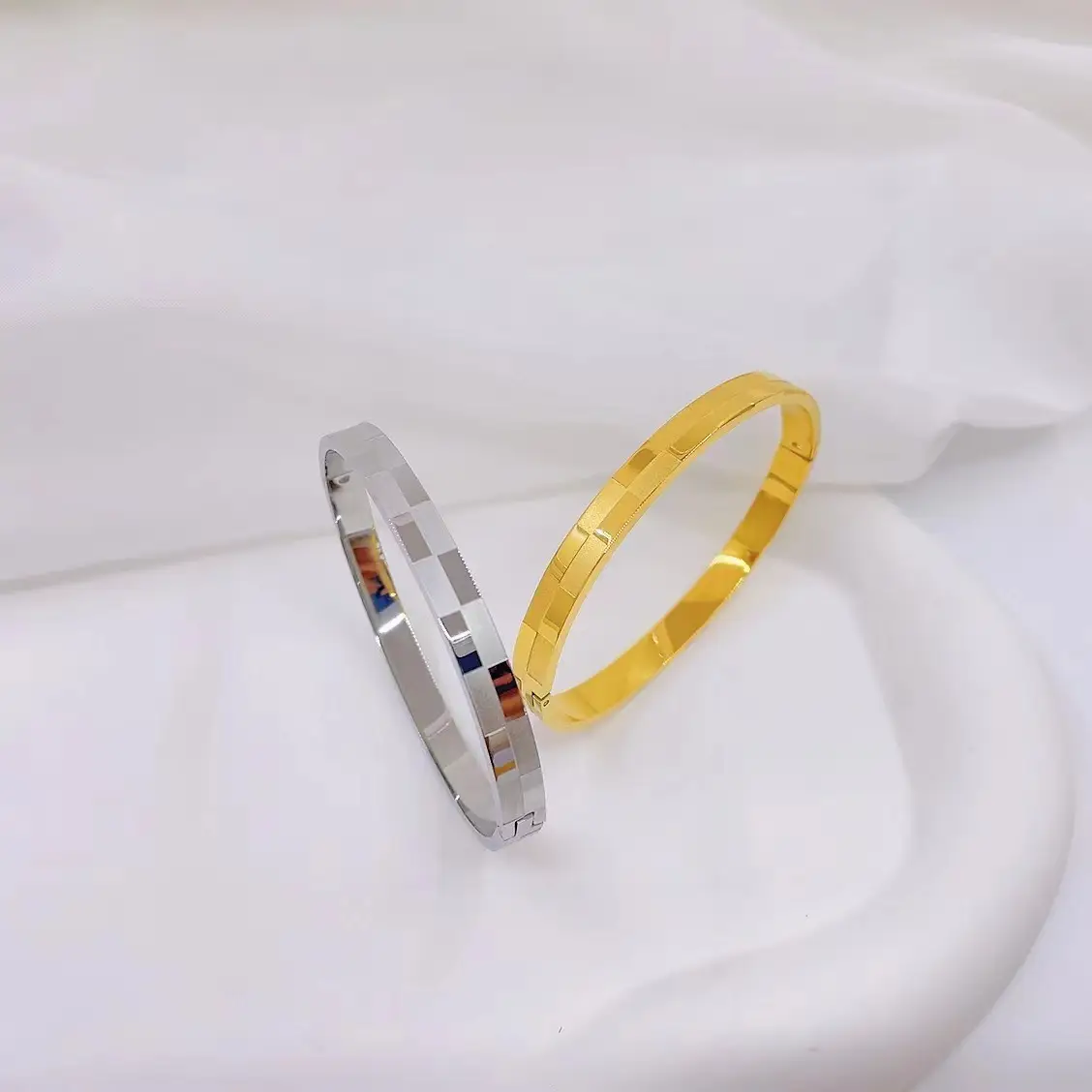 Titanium Bracelet with Diamond Set for Women — feature 7