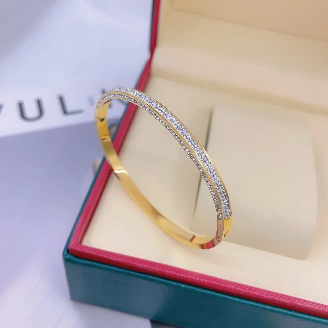 Titanium Bracelet with Diamond Set for Women — feature 9