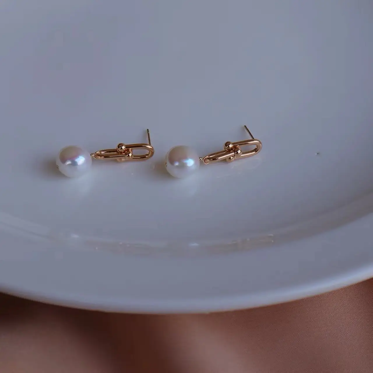 Natural Pearl Earrings 14K Gold Large Chain Style — feature 10