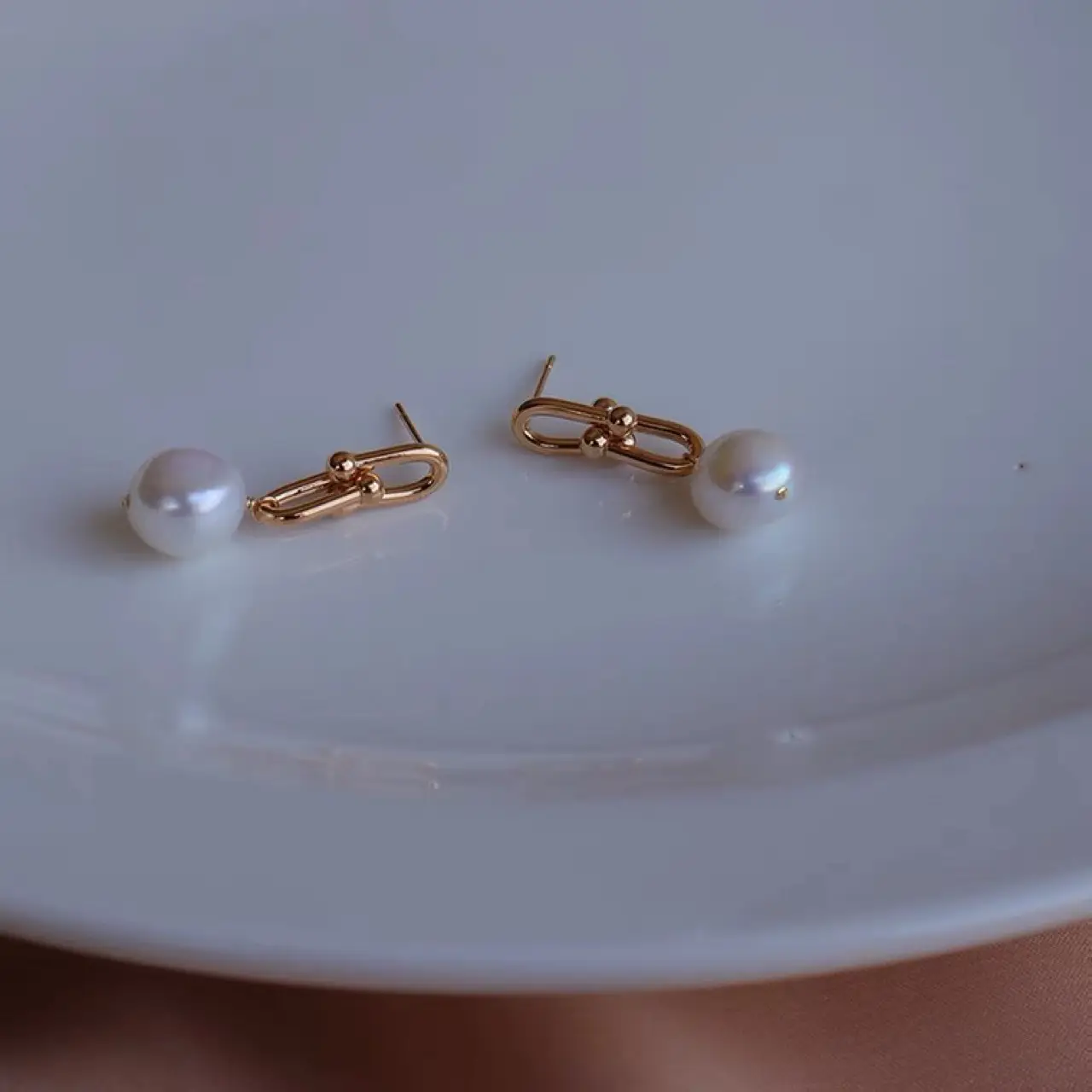 Natural Pearl Earrings 14K Gold Large Chain Style — feature 9
