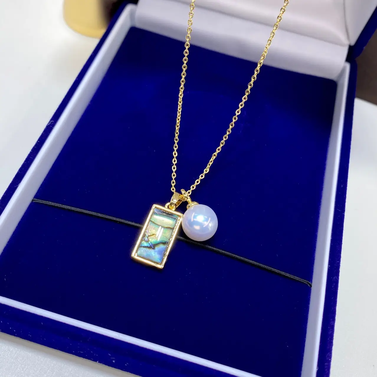 Pearl & Abalone Pearl Necklace 18K Gold Plated — feature 10