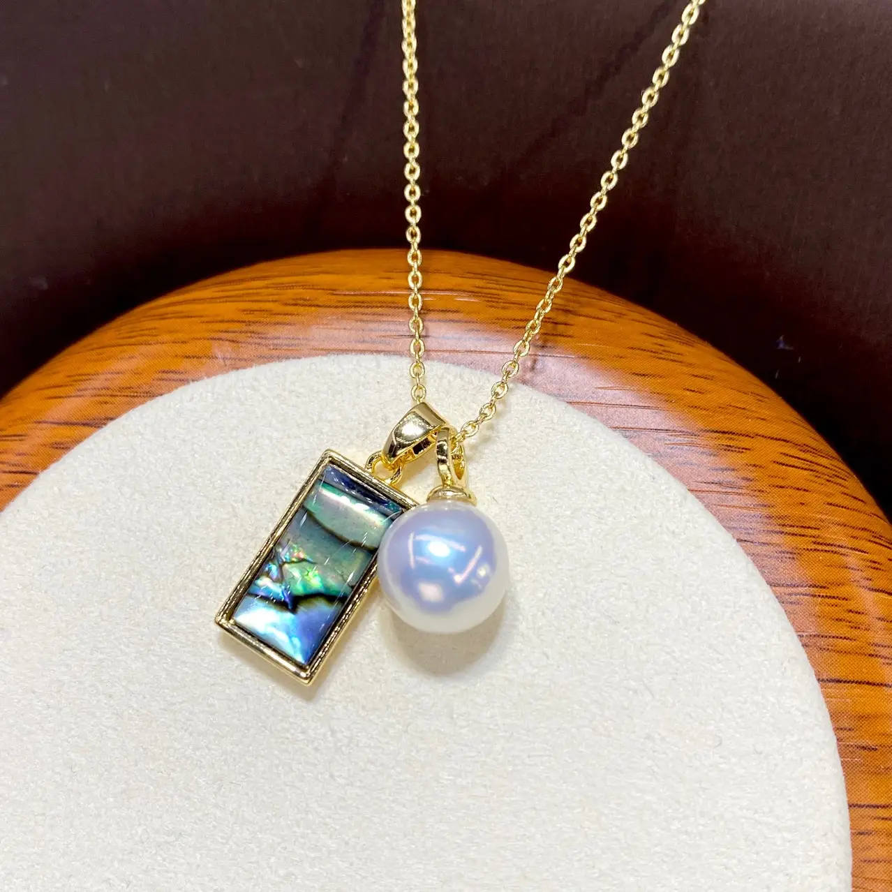 Pearl & Abalone Pearl Necklace 18K Gold Plated — feature 8
