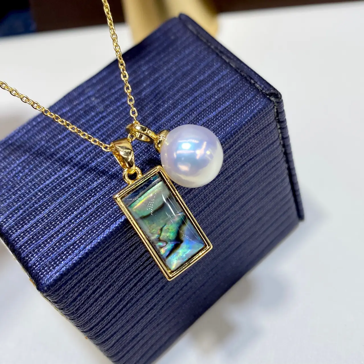 Pearl & Abalone Pearl Necklace 18K Gold Plated — feature 9
