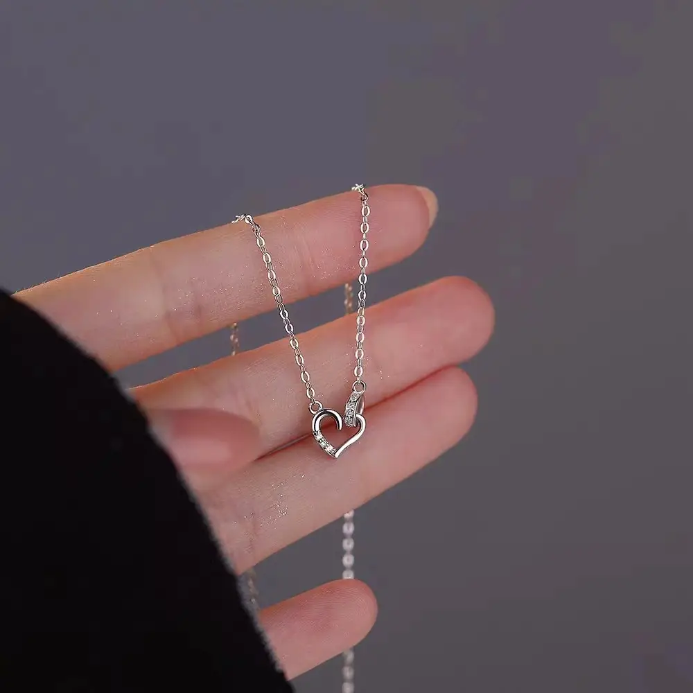 Heart-to-Heart Buckle Necklace Women's Light Luxury — feature 1