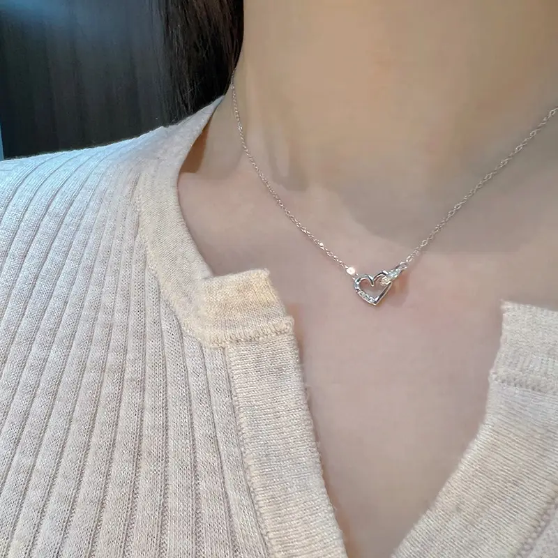 Heart-to-Heart Buckle Necklace Women's Light Luxury — feature 3