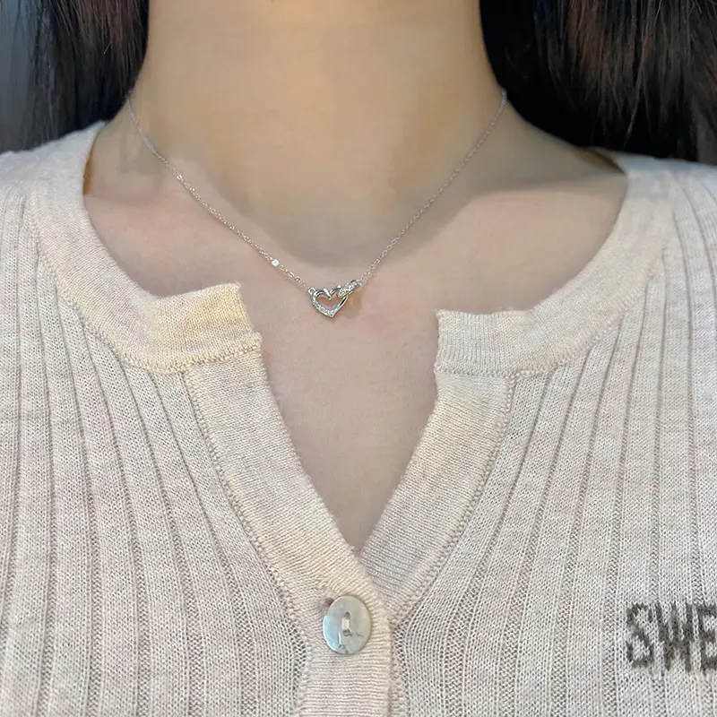 Heart-to-Heart Buckle Necklace Women's Light Luxury — feature 5