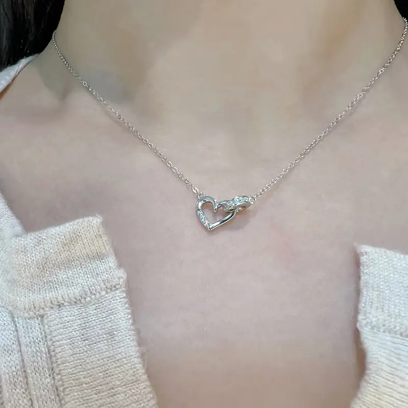 Heart-to-Heart Buckle Necklace Women's Light Luxury — feature 7
