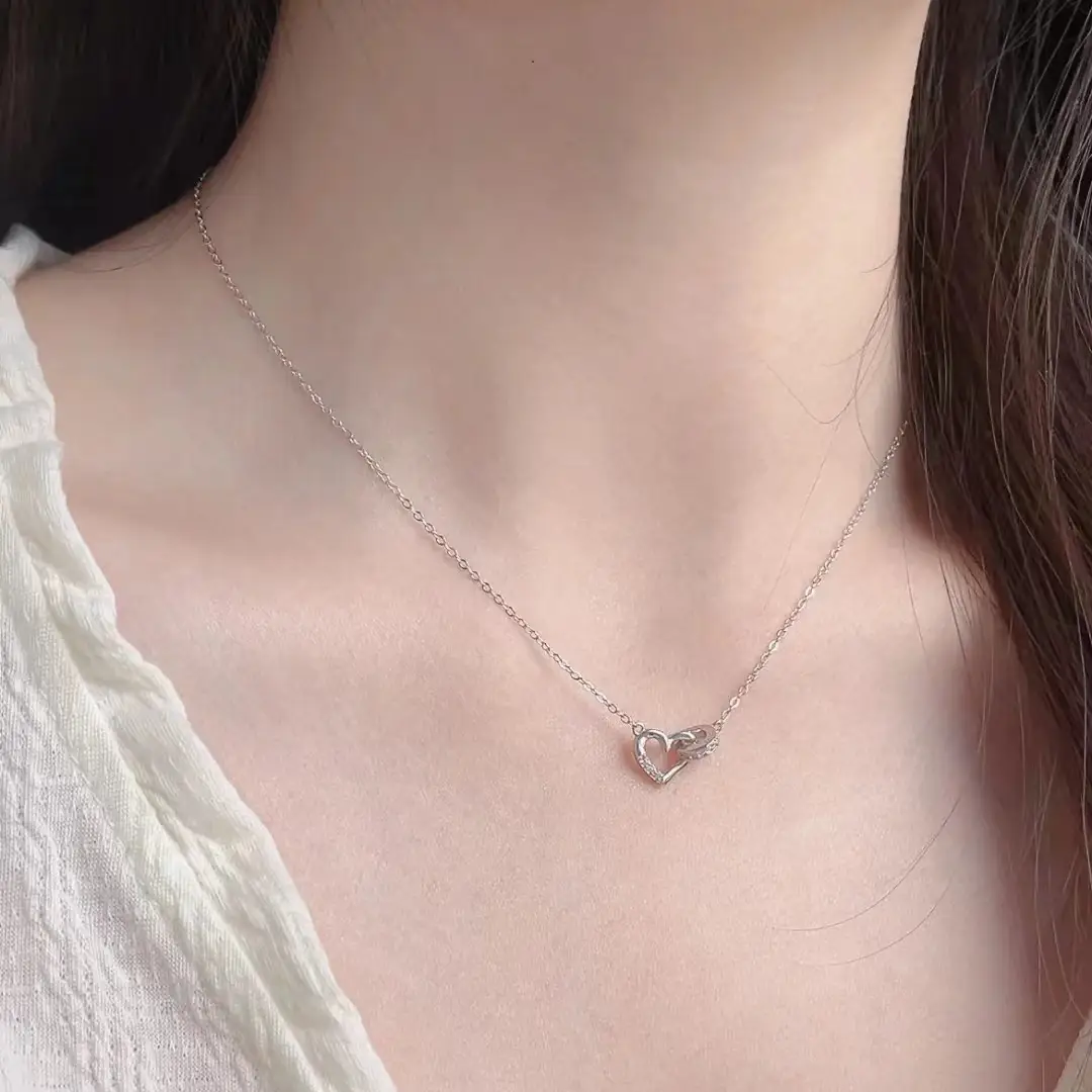 Heart-to-Heart Buckle Necklace Women's Light Luxury — feature 9