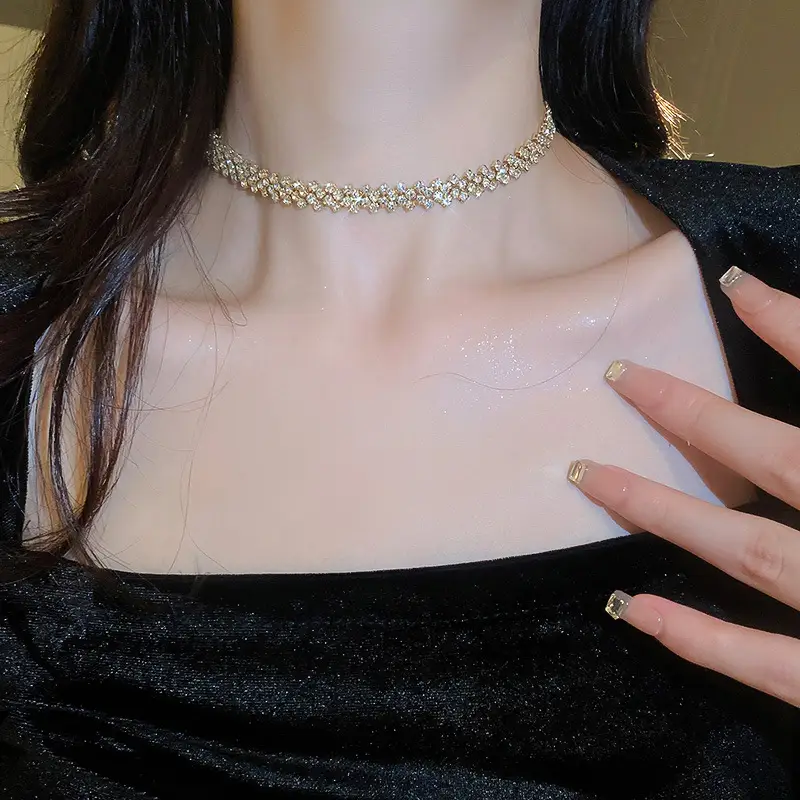 Luxury Choker Necklace with Sparkling Stones