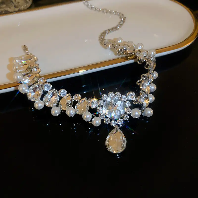 Luxury Choker Necklace with Sparkling Stones