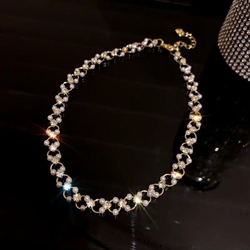 Luxury Choker Necklace with Sparkling Stones