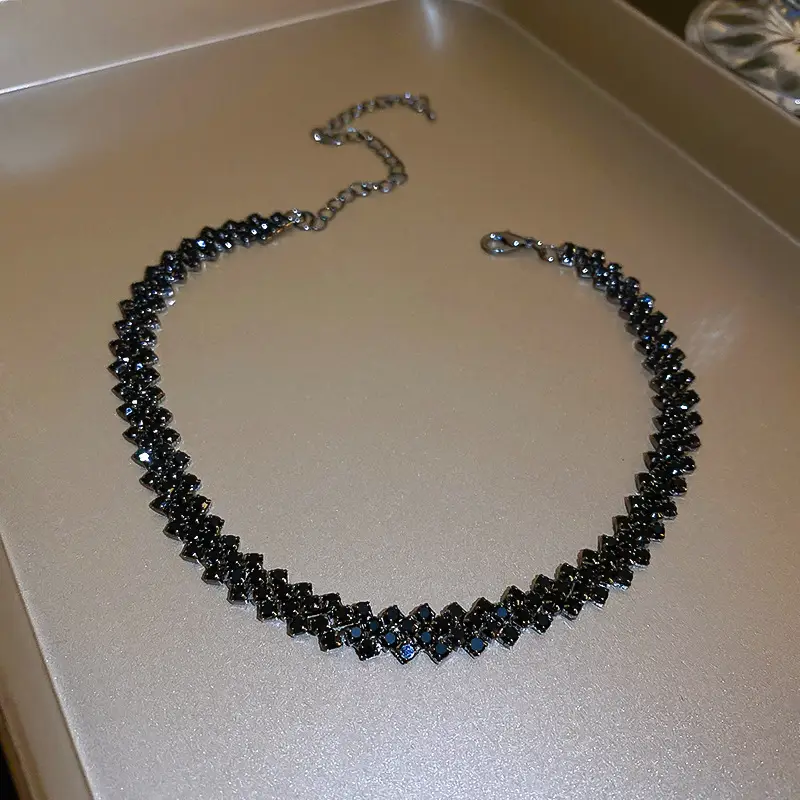 Luxury Choker Necklace with Sparkling Stones