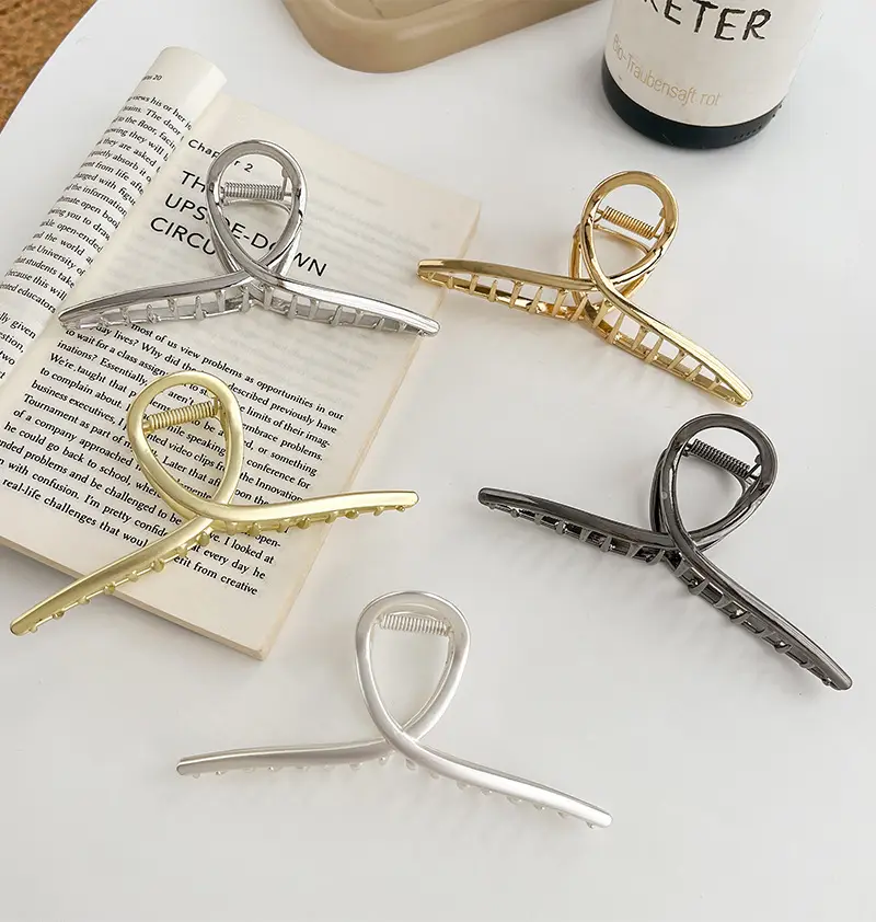 Oversized Metal Hair Clip for Women — feature 3