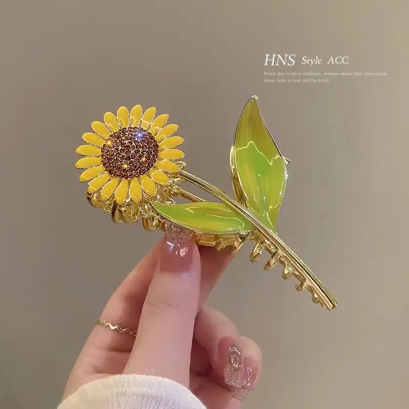 Gold Heart-Shaped Hair Clip for Women — feature 10