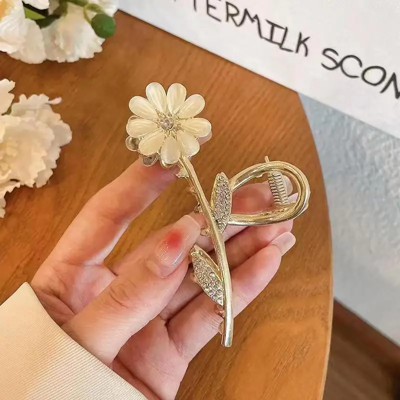 Gold Heart-Shaped Hair Clip for Women — feature 11