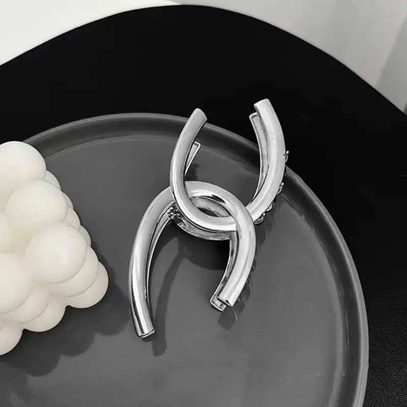 Gold Heart-Shaped Hair Clip for Women — feature 13
