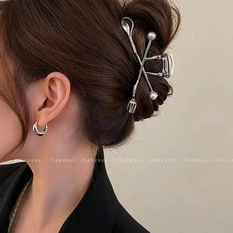 Gold Heart-Shaped Hair Clip for Women — feature 6