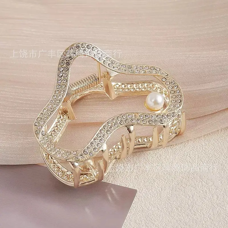 Gold Heart-Shaped Hair Clip for Women - Image 3