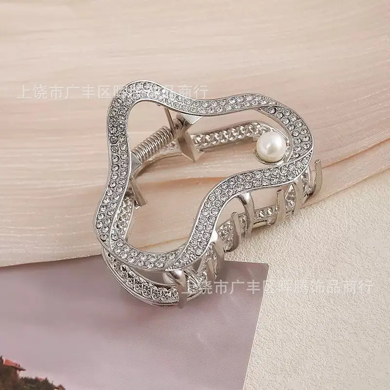 Gold Heart-Shaped Hair Clip for Women - Image 4