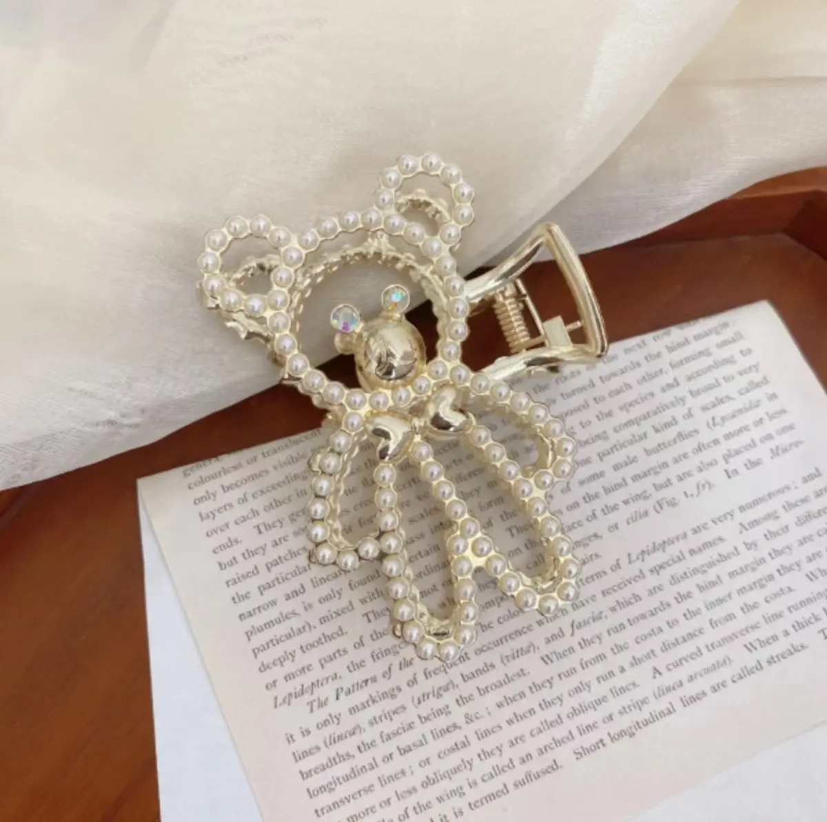 Gold Heart-Shaped Hair Clip for Women — feature 15