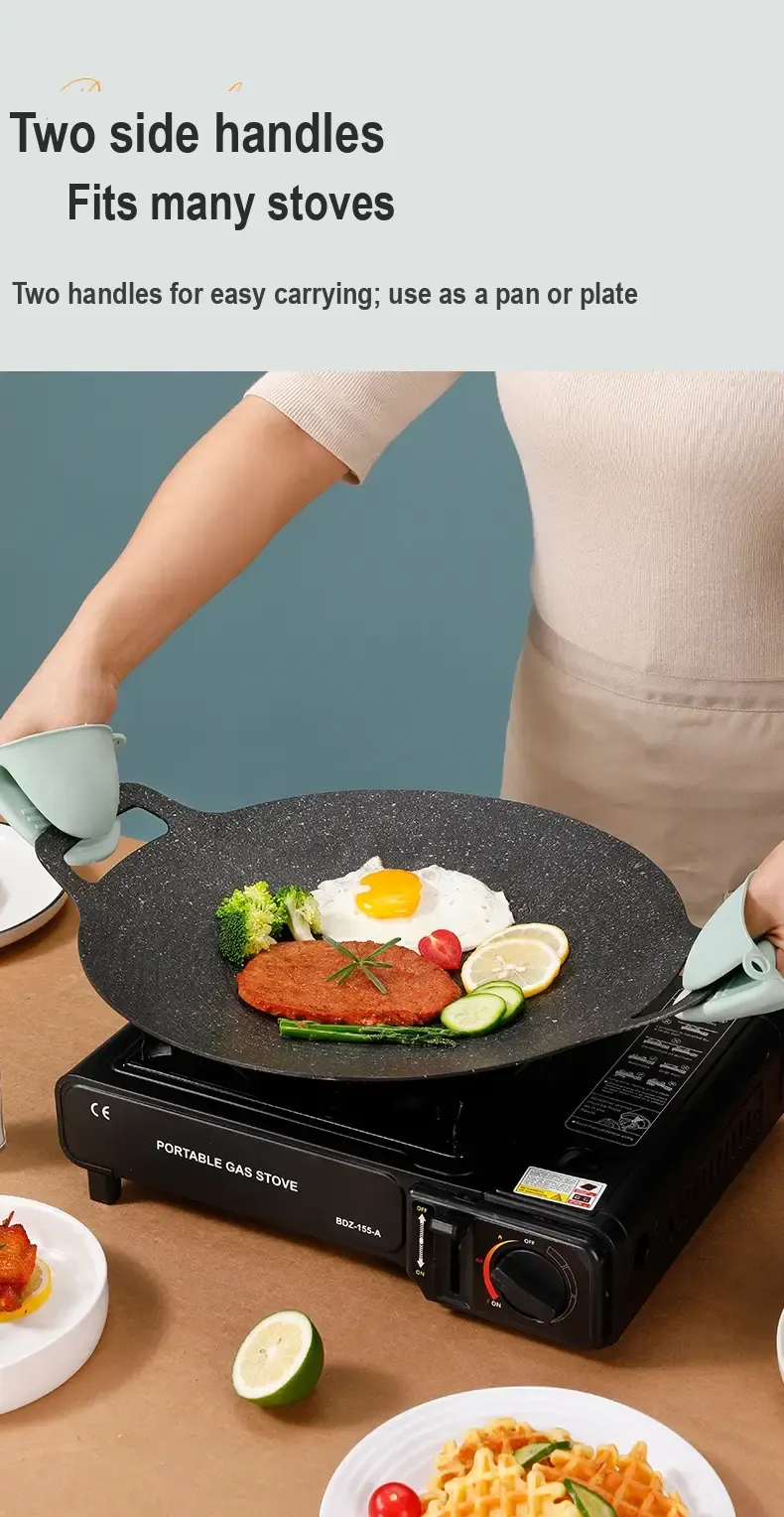 Pan being lifted by its integrated handle with a protective grip; Chinese text notes the two-handle design.