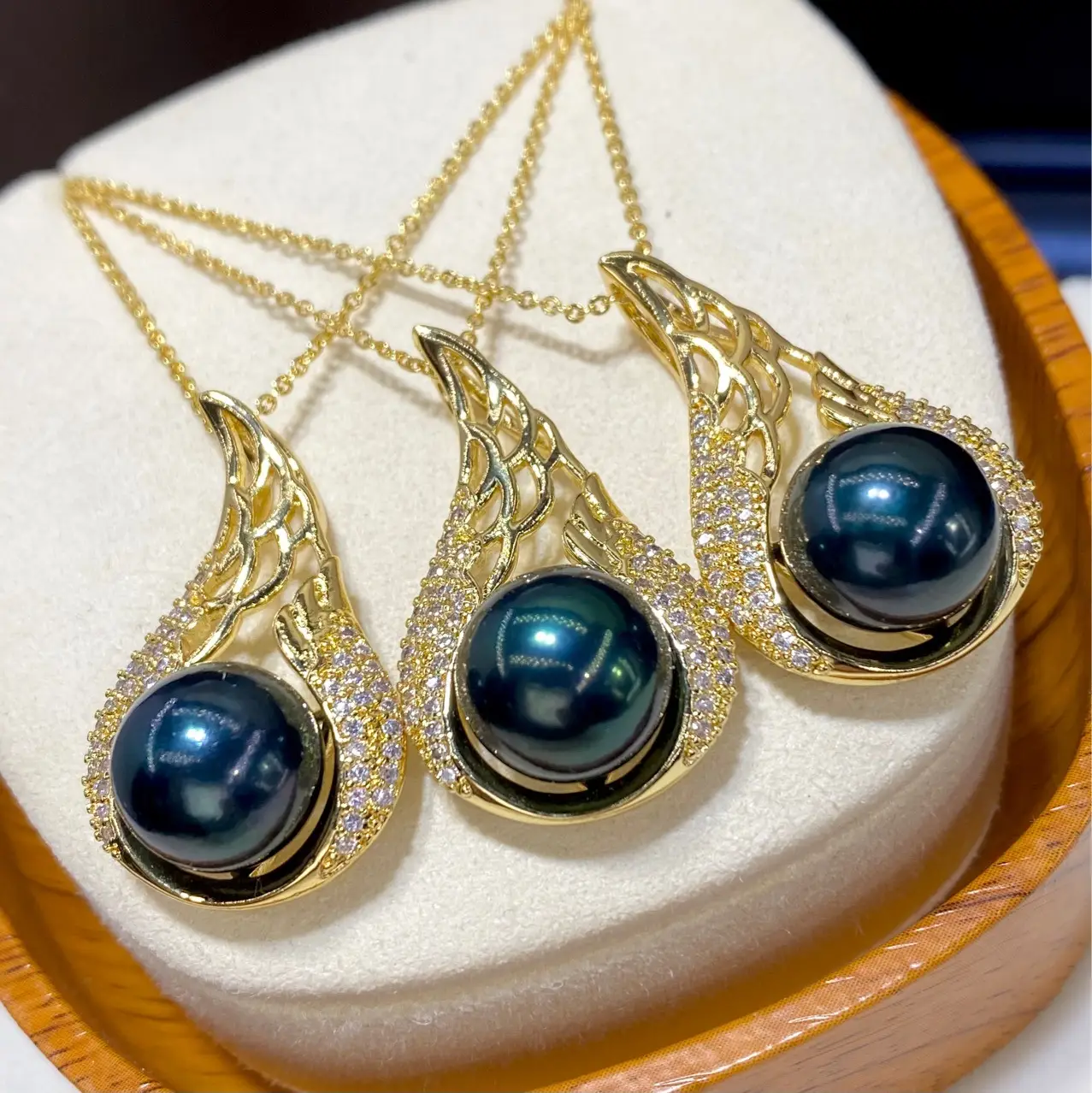 Gold Injection Pearl Necklace with Round Beads — feature 10