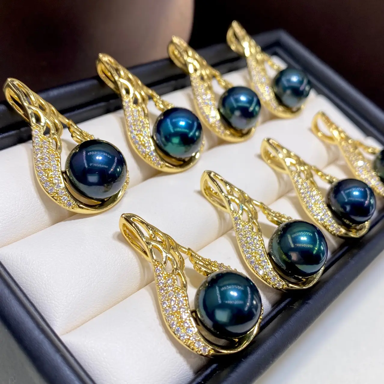 Gold Injection Pearl Necklace with Round Beads — feature 9