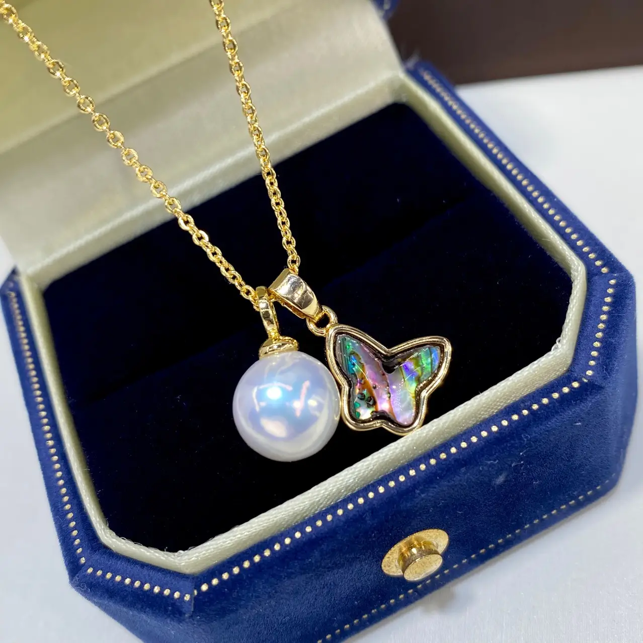 Mother's Shell Pearl Butterfly Necklace 18K Gold