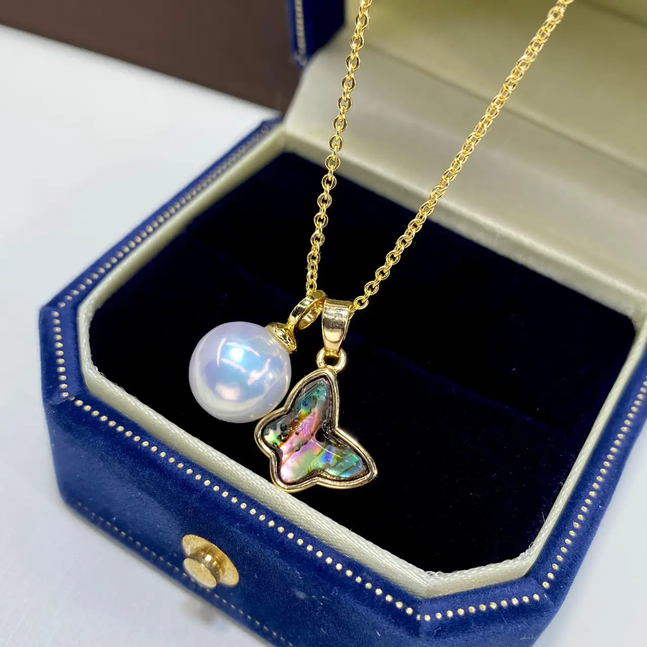 Mother's Shell Pearl Butterfly Necklace 18K Gold