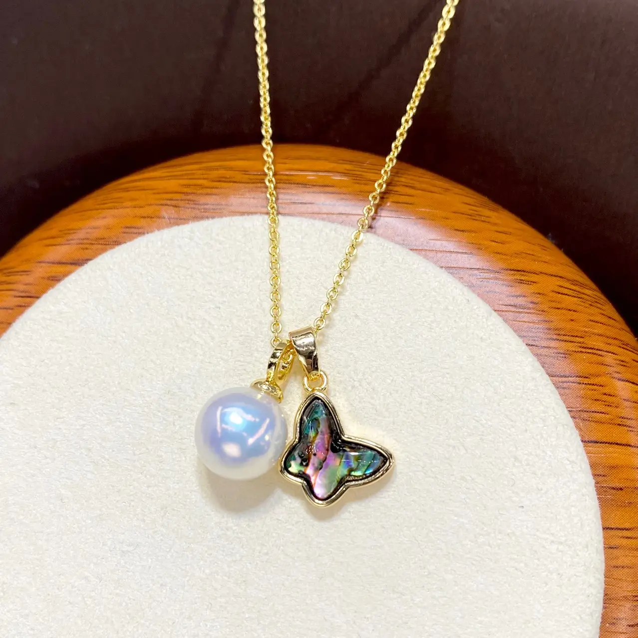 Mother's Shell Pearl Butterfly Necklace 18K Gold — feature 4