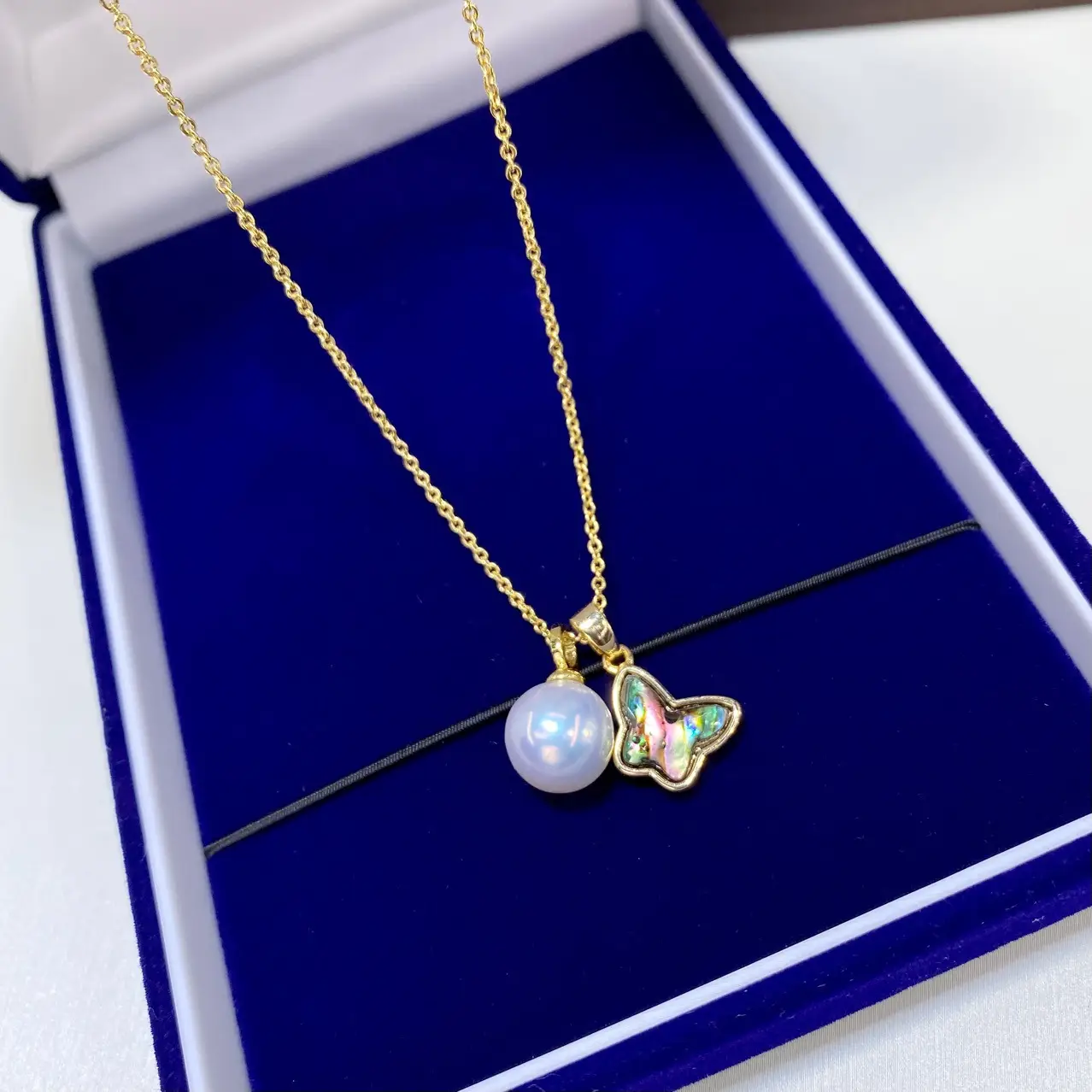 Mother's Shell Pearl Butterfly Necklace 18K Gold — feature 9