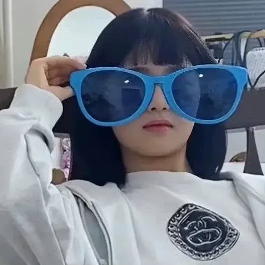 Heart-Shaped Sunglasses for Women Yellow Extra Large — feature 12