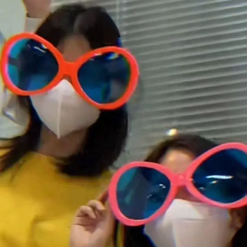 Heart-Shaped Sunglasses for Women Yellow Extra Large — feature 5