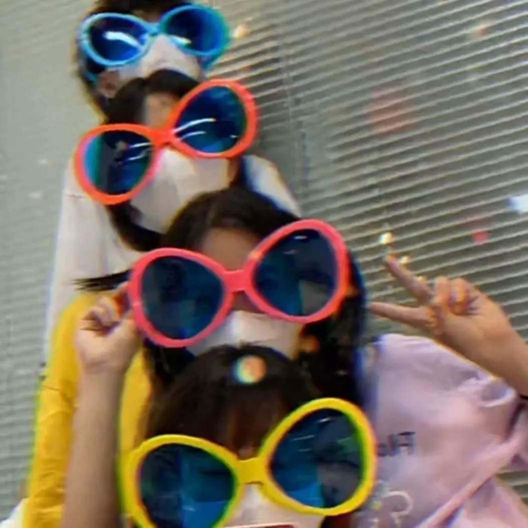 Heart-Shaped Sunglasses for Women Yellow Extra Large — feature 6