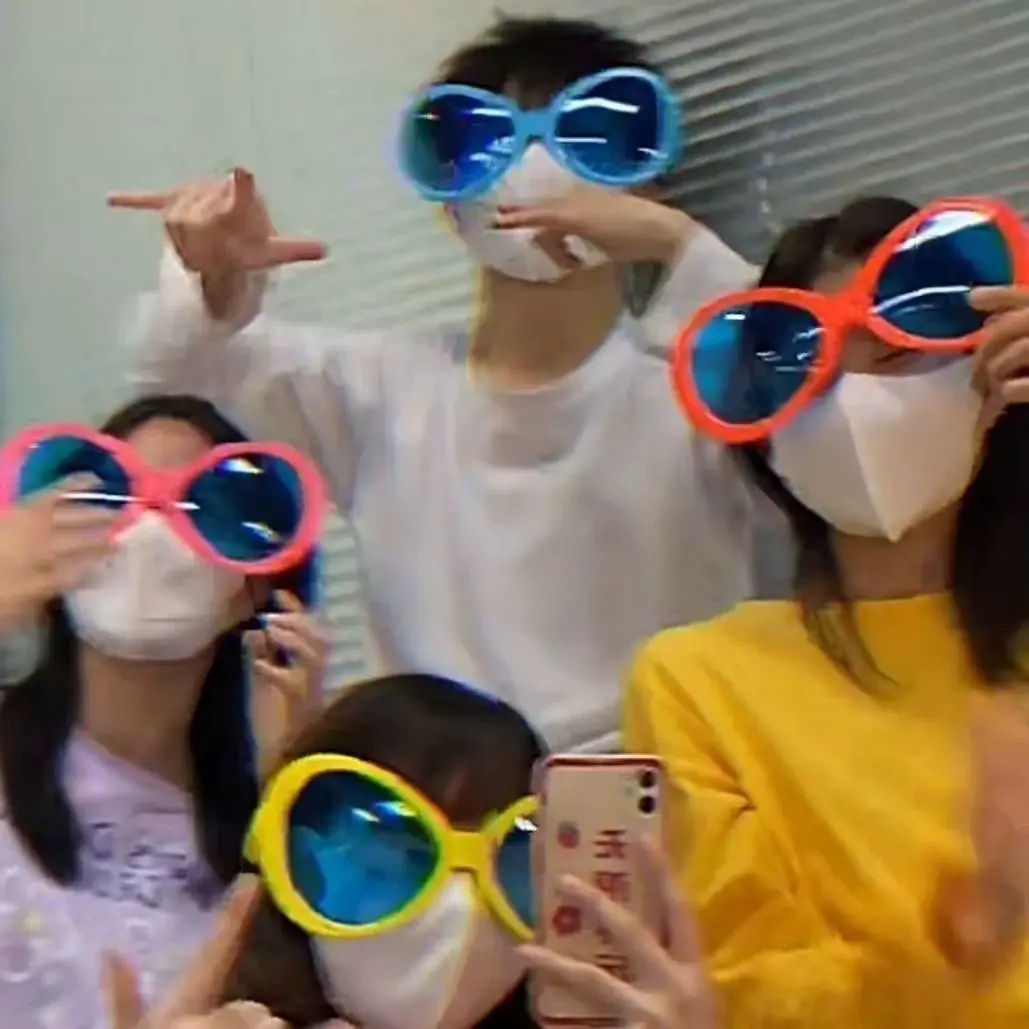 Heart-Shaped Sunglasses for Women Yellow Extra Large — feature 8