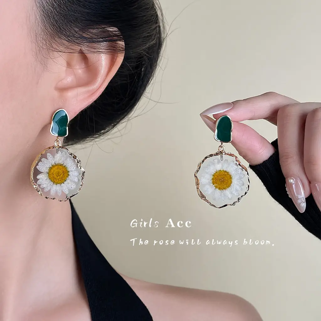 Women's Preserved Daisy Flower Earrings Wholesale - Image 3