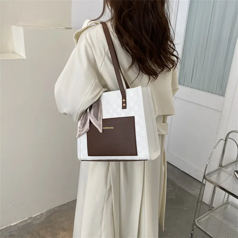 Stylish Checkered One Shoulder Bag for Women - Image 5