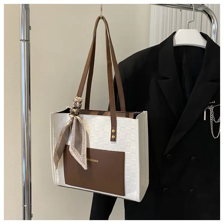 Stylish Checkered One Shoulder Bag for Women - Image 3