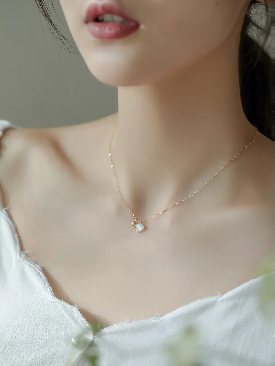 Deep Sea White Butterfly Gold Pearl Necklace for Women — feature 8