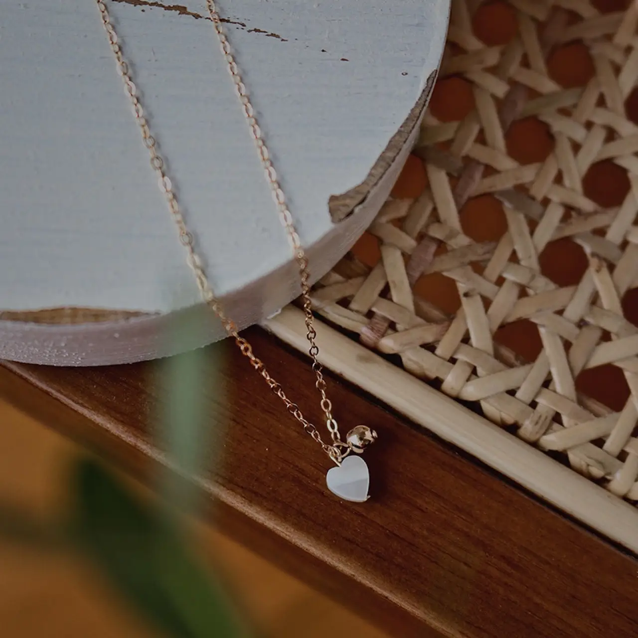 Deep Sea White Butterfly Gold Pearl Necklace for Women — feature 9