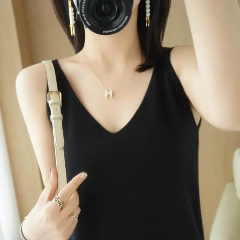 Wool Blbottom V-Neck Sling with Knitted Bottom