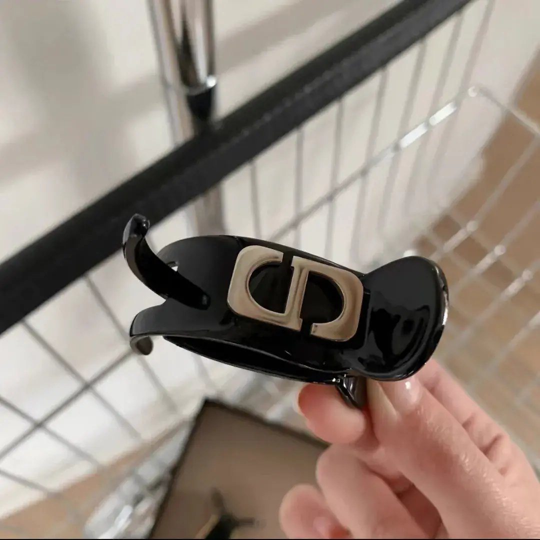 Anti-Collapse Hair Clip for Women with Shark Design - Image 2