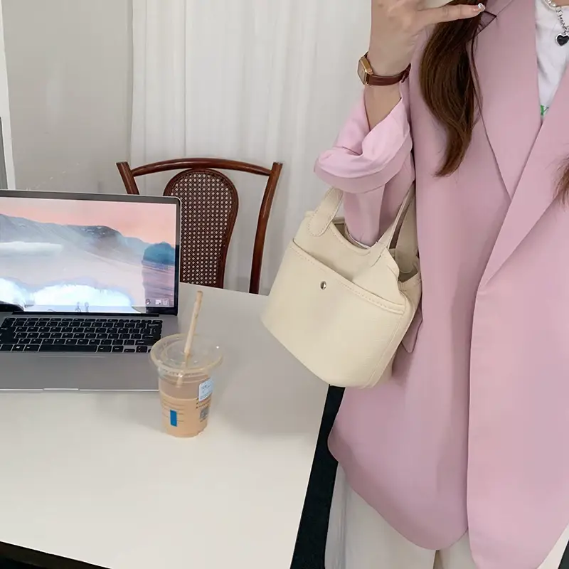 Women's Beige Leather Tote Bag 2026 Summer — feature 4