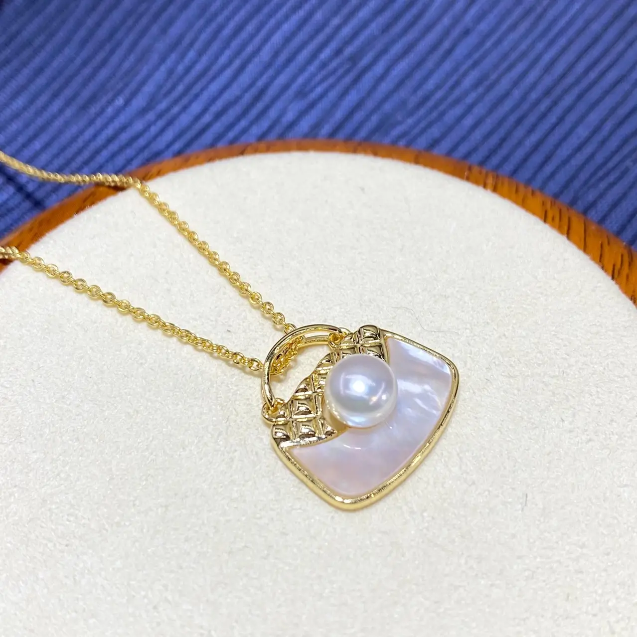 18K Gold-Injected Pearl Pendant for Women — feature 9