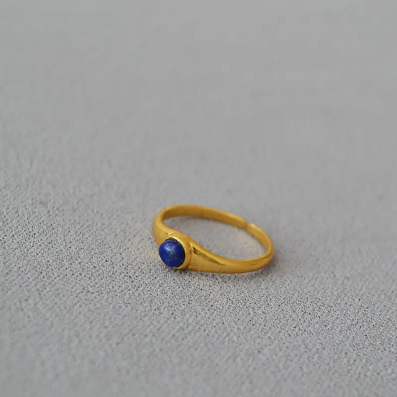 Adjustable Vintage Gold Ring with Black Stone - Image 2